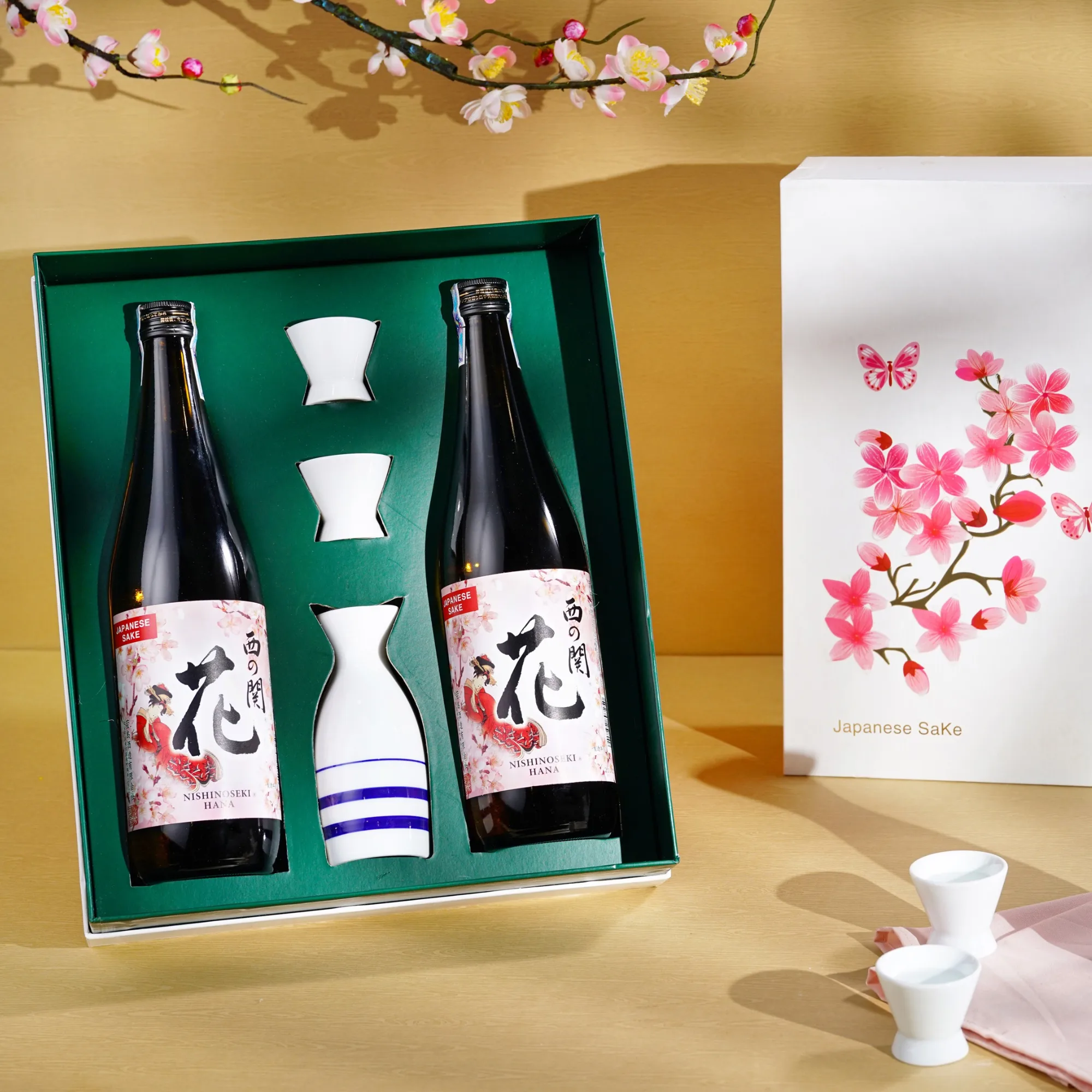 Hộp quà tết rượu sake mang đậm tinh thần văn hóa Nhật. Rượu sake nổi tiếng với nhiều lợi ích cho sức khỏe. Trọn vẹn cách thưởng thức quốc tửu Nhật với bộ bình ly sứ cao cấp.