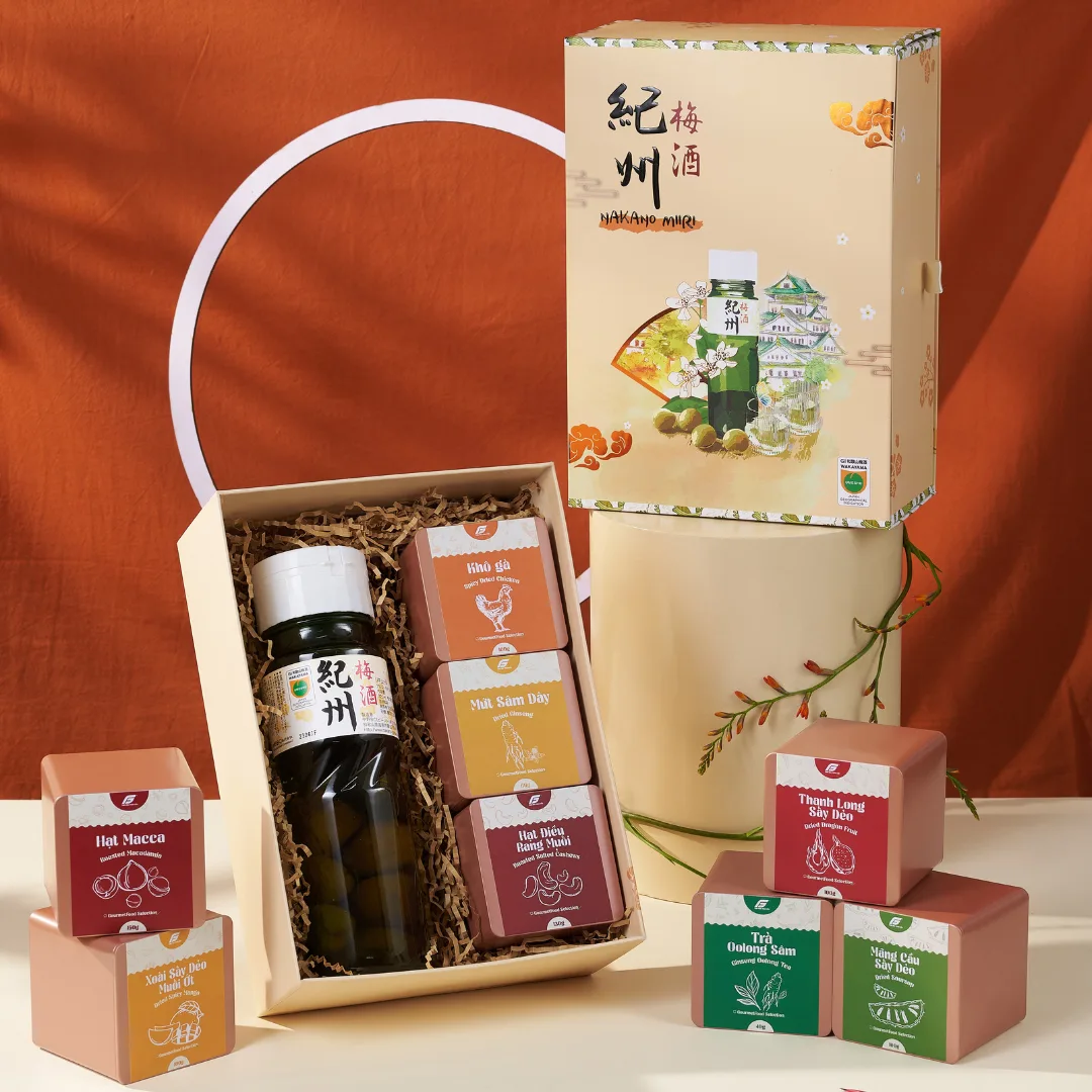 Hộp quà tết phong cách Nhật Bản Mơ Niên Khởi Sắc với điểm nhấn là chai rượu mơ Umeshu có trái Miiri Nakano đậm tinh thần văn hóa Nhật.